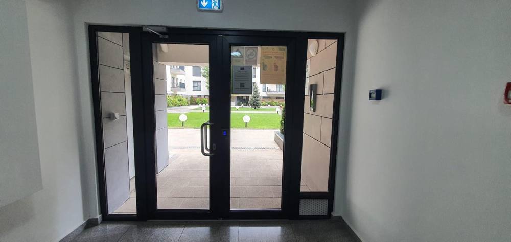 Uși de intrare vitrate, profil antracit