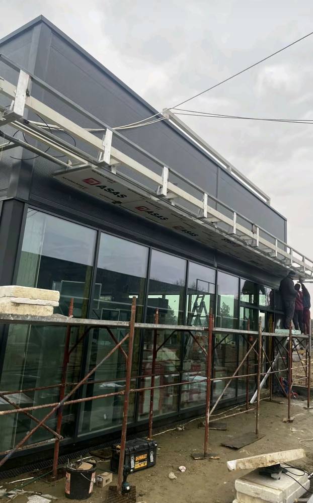 Vitrină și fațadă la hală comercială