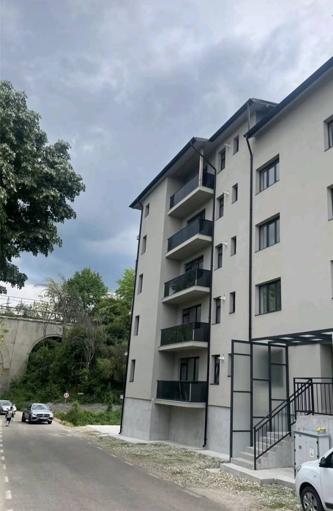 Bloc finalizat, cu tâmplărie nouă